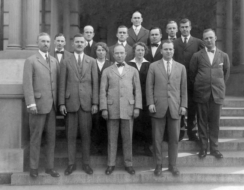 Rockefeller Institute research scientists, about 1914. Mariam Vinograd-Villchur is the woman on the left in the second row. 